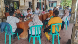 Babinsa Lambangan Dampingi Mediasi Warga, Cari Solusi Keluhan Limbah Peternakan Secara Kekeluargaan