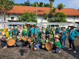 Babinsa Tambakkemerakan Bersama Kader dan PKK Panen Hidroponik