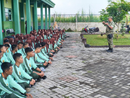 Tanamkan Moral dan Disiplin, Batuud Koramil Krembung Bekali Siswa PKL