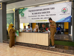 Senyum Warga Kureksari Mengembang, Babinsa Hadir Mengawal Penyaluran BLT dengan Penuh Kepedulian