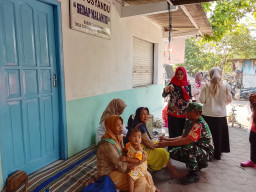 Babinsa Candinegoro Dampingi Posyandu, TNI Peduli Tumbuh Kembang Generasi Sehat