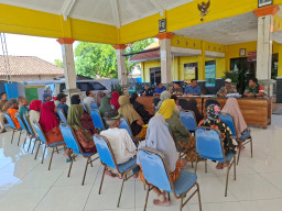 Hadir di Tengah Warga, Babinsa Wonokasian Dampingi Penyaluran BLT DD