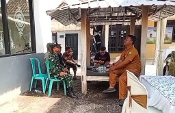 Babinsa Pesawahan Perkuat Kedekatan dengan Warga Melalui Komsos Humanis