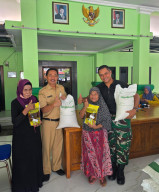 Senyum Warga Bersama Babinsa Warnai Penyaluran Bantuan Pangan di Tambakkemerakan 
