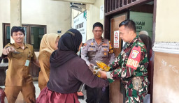 Babinsa Suko Kawal Penyaluran Bantuan Pangan, 580 Warga Terima Beras dan Minyak Goreng