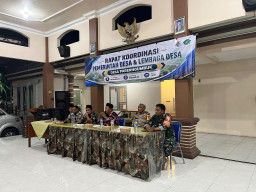 Babinsa Pagerngumbuk Hadiri Rapat Koordinasi Bantuan Pangan, Pastikan Penyaluran Tepat Sasaran