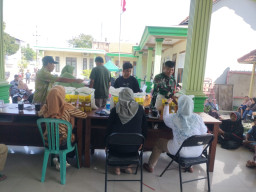 Babinsa Tanggul Pastikan 428 Warga Terima Bantuan Pangan dengan Aman