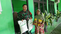 Babinsa Keret Kawal Kelancaran Bantuan Pangan bagi 573 Penerima