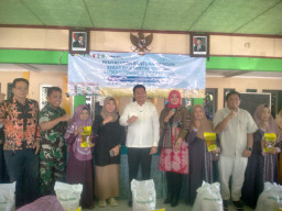 Hadirkan Kepedulian untuk Warga, Danramil Sukodono Dampingi Bupati Sidoarjo Salurkan Sembako di Sukodono