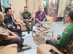 Danramil Tulangan Hadiri Penyaluran Bantuan Pangan untuk 430 Warga Singopadu