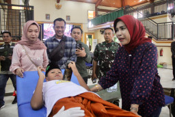 Khitanan Massal di Sedengan Mijen, Babinsa Krian Tebar Senyum dan Kepedulian
