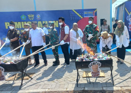 Kasdim 0816 Hadiri Pemusnahan Jutaan Rokok Ilegal