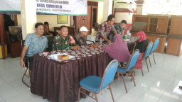 Babinsa Sumberejo Hadir Mengawal BLT Dana Desa demi Kesejahteraan Warga
