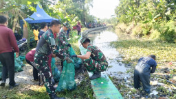 Bersih Sungai, Bersatu Menjaga Bumi: Koramil Gedangan dan Sungai Watch Ajak Warga Peduli Lingkungan