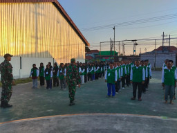 Babinsa Wonoayu Bekali Peserta PD-PKPNU dengan Disiplin dan Kebugaran