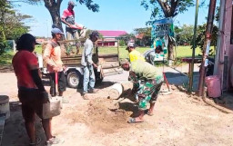 Pengabdian Babinsa dan Warga, Jalan Akses KDKMP Pepelegi Mulai Dicor
