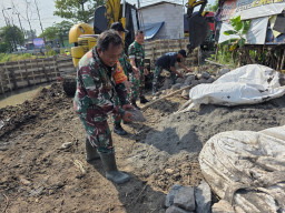 Koramil Krian Gotong Royong Bangun Irigasi, Wujud Nyata Kepedulian TNI untuk Warga