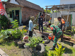 Babinsa Krian Bantu Renovasi Rumah Warga Kurang Mampu, Hadirkan Harapan dan Kepedulian