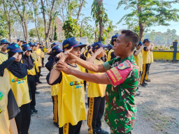 Menabur Cinta Tanah Air, Babinsa Koramil Sidoarjo Kota Rangkul Siswa Baru SMPN 5
