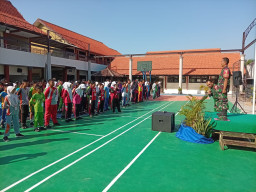 Meniti Kedisiplinan dengan Hati: Babinsa Sidoarjo Dekap Hangat Siswa Baru SMPN 6