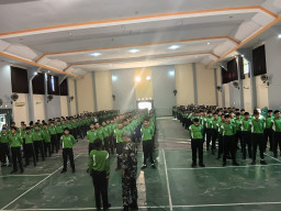 Babinsa Kota Sidoarjo Tanamkan Disiplin dan Cinta Tanah Air kepada Siswa Baru SMPN 1 Sidoarjo