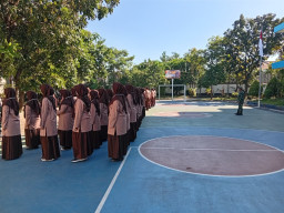 Sentuhan Humanis Babinsa Waru, Warnai MPLS SMA Al Muslim dengan Disiplin dan Cinta Tanah Air