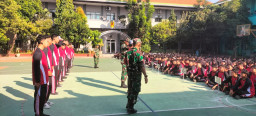 Kompak dan Humanis, Babinsa Koramil Candi Latih Disiplin Ratusan Pelajar SMAN 2