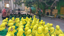 Babinsa Krembung Tanamkan Disiplin dan Stop Bullying kepada 390 Siswa SD Al-Ishlah
