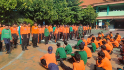 Babinsa Koramil Sidoarjo Bentuk Disiplin 400 Siswa Baru SMPN 2 Lewat Latihan PBB
