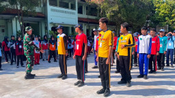Babinsa Wonoayu Tanamkan Disiplin dan Nasionalisme kepada Siswa Baru SMAN 1 Wonoayu