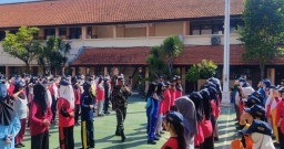 Babinsa Tanamkan Disiplin dan Cinta Tanah Air kepada Siswa Baru SMAN 4 Sidoarjo