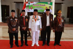 Bupati Sidoarjo Abah Ipul Raih Medali 9 Windu Kejuangan Kemerdekaan RI