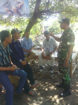 Babinsa Ds Permisan laksanakan Komsos dengan tokoh pemuda