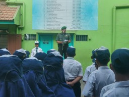 Danramil 0816/03 Buduran upacara di Sekolah