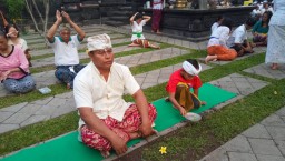 Sertu I Nengah Medal Laksanakan Persembahyangan Banyu Pinaruh di Pura Agung