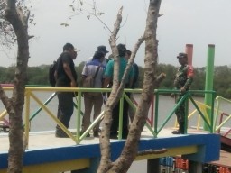 Sertu Sugianto Bersama Linmas bantu Pengamanan Pengunjung Pulau Lusi