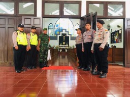 Anggota koramil porong dan polsek bersinergi melaksanakan pam natal digerej