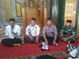 Danramil 0816/09 Krian hadiri safari jum'at di Masjid Baiturrohman Desa Ter