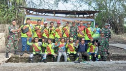Peduli Warga Kurang Mampu Anggota Koramil 0816/11 Tarik Bantu Bedah Rumah*