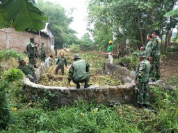 Anggota Ramil 0816/ 07 Krembung Laksanakan Karya Bhakti di Desa Tanjek Wagi