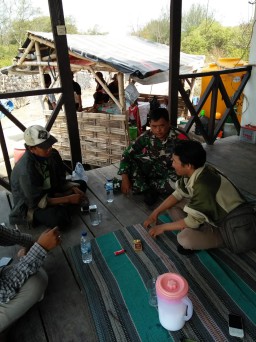 Babinsa Desa Kupang Jabon Memberikan Arahan Ke Warga Menjelang Tahun Baru.