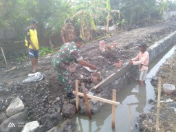 Sertu Subadri, Babinsa Koramil 0816/13 Wonoayu Bersama Warga Membuat Salura