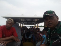 Babinsa Koramil 0816/08 Jabon Bersama Linmas Melaksanakan Pengamanan Pengun