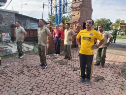 Danramil Beserta Anggota Koramil 0816 /11 Tarik Melaksanakan Senam SKJ Bers