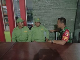 Sertu Indro Setiyawan berbincang dengan Linmas di Depan Balai Desa Dukuhsar
