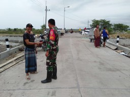 Jalin Keakraban, Babinsa Kupang Komsos Bersama Masyarakat.