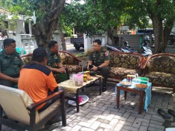 Dandim0816 Beserta Anggota koramil Balongbendo mengikuti Takziah