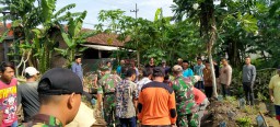 Wujud Kedekatan, Anggota Koramil 0816 /11 Tarik Laksanakan Takziah di Warga