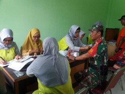 Peduli Kesehatan Warga Babinsa Koramil 0816/09 Krian dampingi posyandu