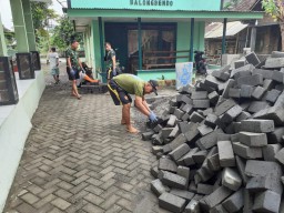 Anggota koramil 0816/10 Balongbendo Perbaiki Pangkalan